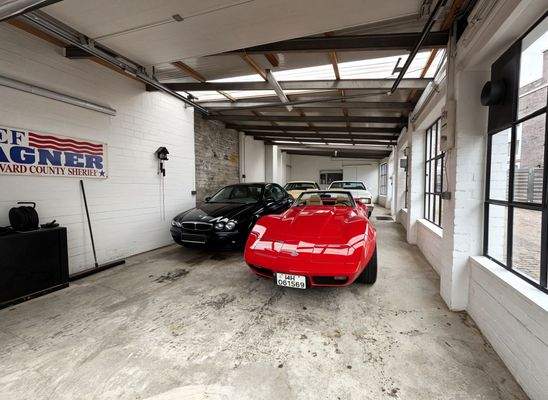 Ausstellungshalle mit Grube