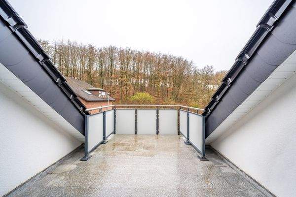 Der nach Südwesten ausgerichtete Balkon bietet einen schönen Ausblick.