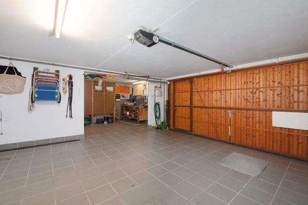 Garage mit Werkstatt EG