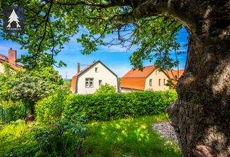 Blick vom Grundstück zum Haus