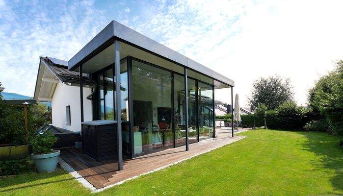 Hausansicht mit Terrasse und Garten