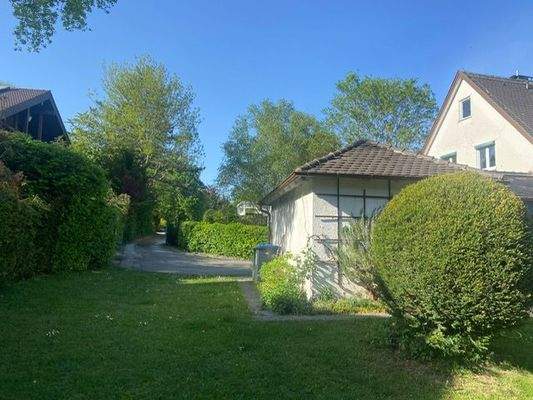 Einfahrt rechts Garage