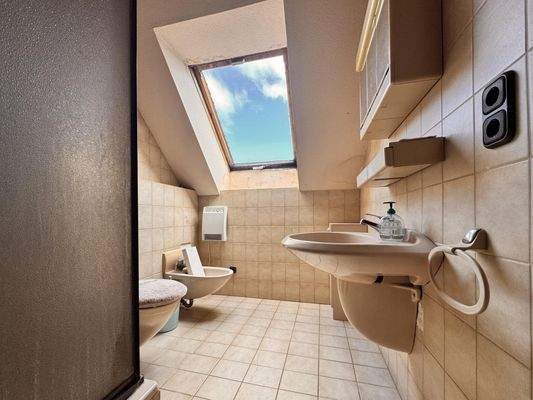 Haupthaus -Dachgeschoss - Bad…