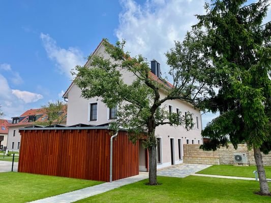 Schrägansicht mit Carport und Garten