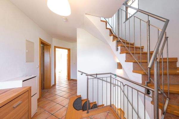 großzügiges Treppenhaus zum Dachgeschoss