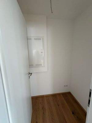 Weißer Raum mit Holzboden