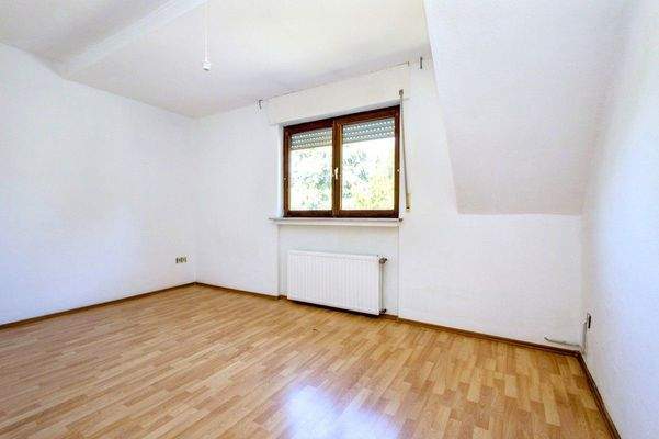 Zimmer 2 - leerstehende Wohnung OG