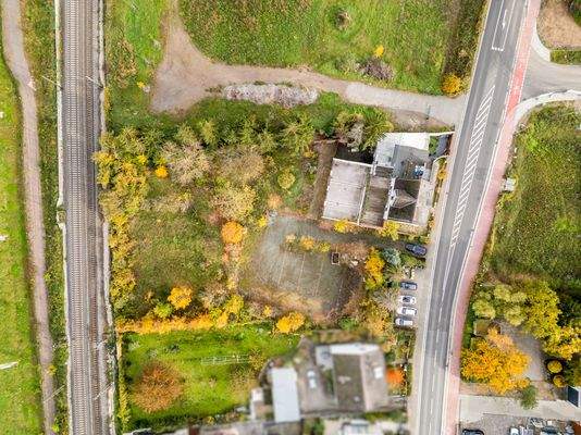 Vogelperspektive mit Gleisen und Straße