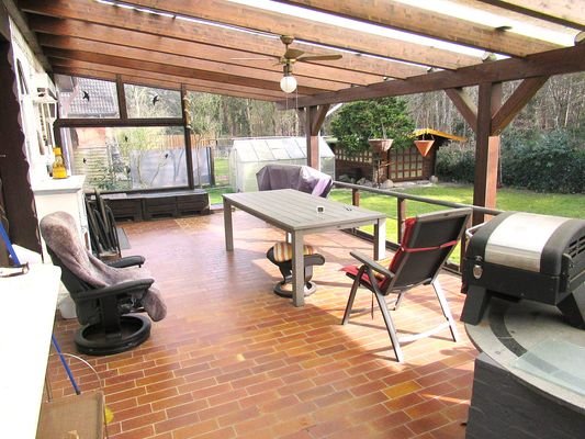 mit Glas überdachte Terrasse, ca. 40 m²