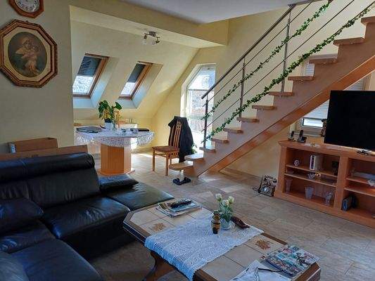 Wohn-/Essbereich mit Aufgang zum Schlafbereich