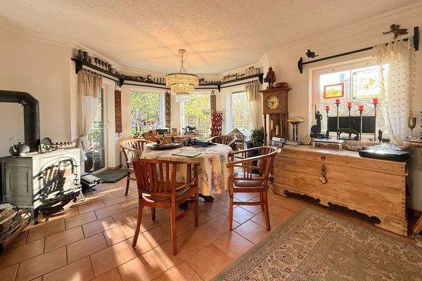 großes Wohnzimmer mit bodentiefen Fenstern