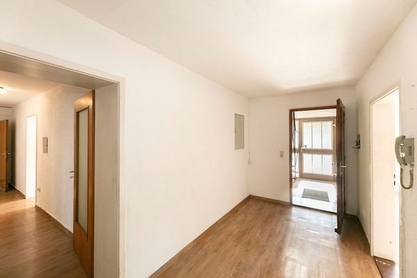 Flur im EG mit Blick auf die Haustüre 