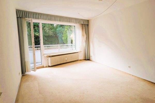 Wohnzimmer mit Zugang zum Balkon