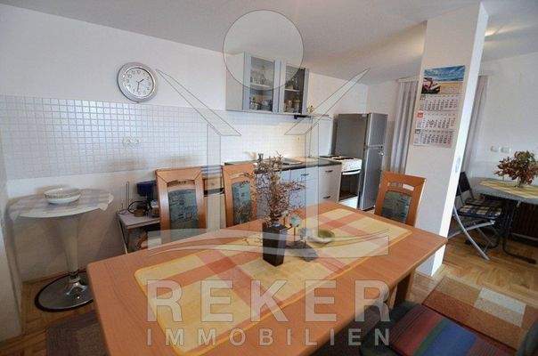 Von der offnene Küche zum großzügigen Essbereich sind es nur wenige Schritte.