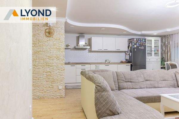 Wohn- und Essbereich mit Einbauküche 