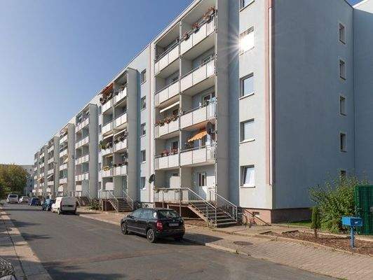 Ansicht der Eingangs- und Balkonseite des Objektes