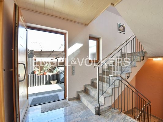 Treten Sie hinein in dieses lichtdurchflutete Treppenhaus