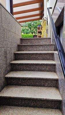 überdachte Treppe vom Keller in den Garten