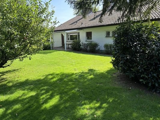 Haus hinten mit Garten + Wald