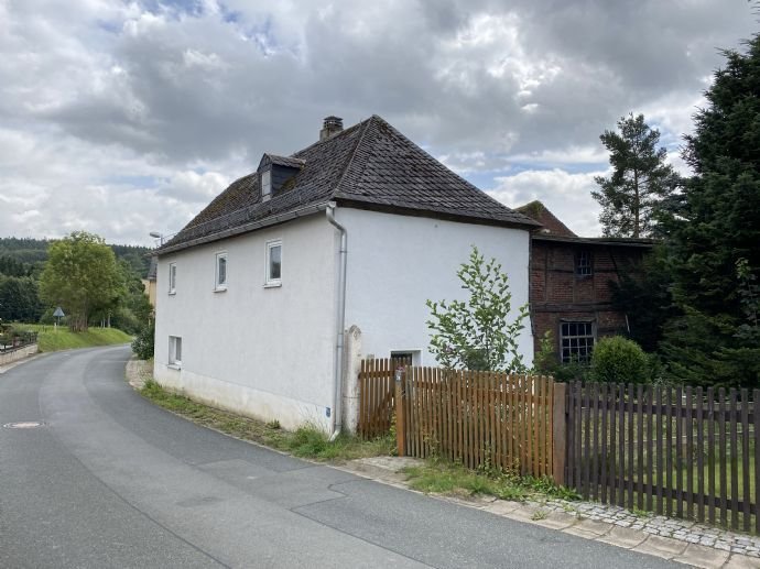 Baugrundstück mit stark sanierungsbedürftigem Haus in grüner top Lage *provisionsfrei*