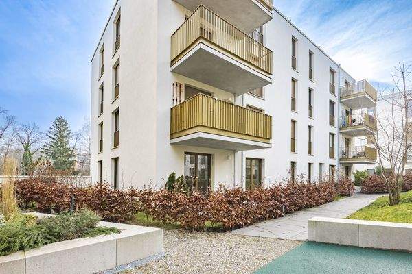 umlaufender Garten im Innenhof