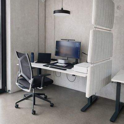 Ihr fester Ankerpunkt: Moderner Dedicated Desk in minimalistisch
