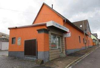 Straßenansicht der Immobilie