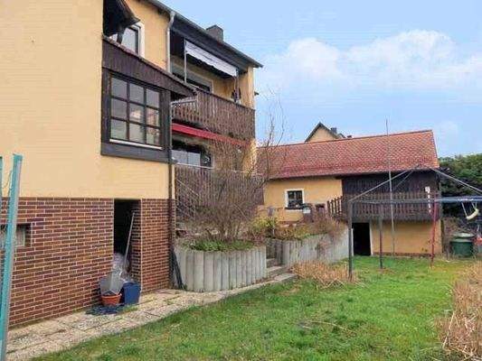 Außenansicht mit Nebengebäude