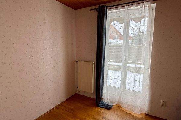 Kinder- oder Arbeitszimmer mit Zugang zur Terrasse.