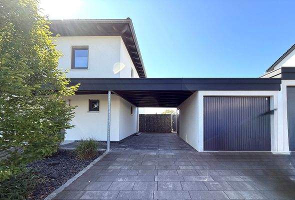 Carport und Garage..