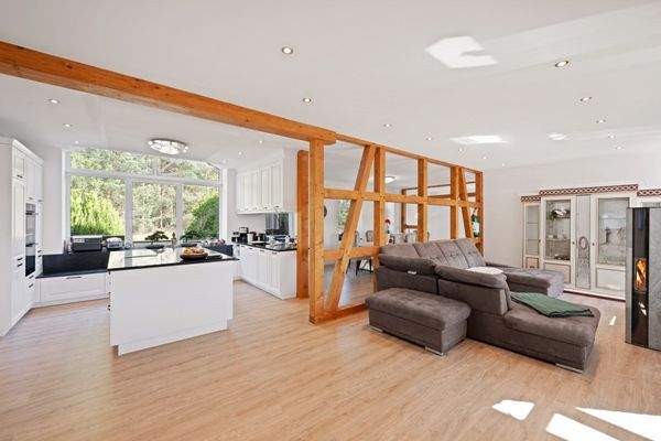 Offen gestaltetes Erdgeschoss mit Fachwerkwand getrennt