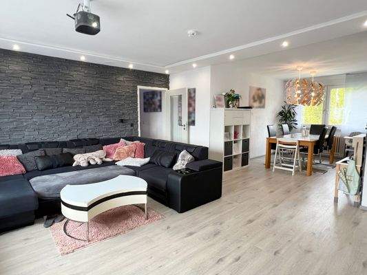 Exklusiv renovierte 4ZKB mit Balkon &amp; PKW- Stellpl