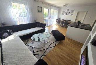 Wohnesszimmer mit Kücheninsel und Essplatz