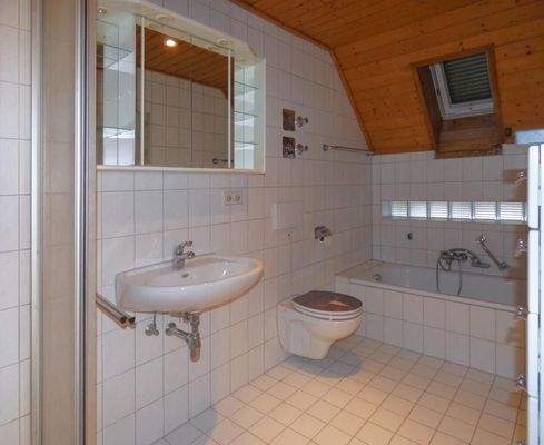 Badezimmer mit Wanne!