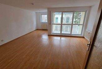 Wohnzimmer mit Balkon Bild 1.jpg