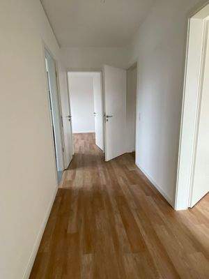 Heller Korridor mit Türen