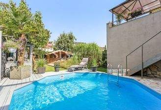 Poolbereich und Garten