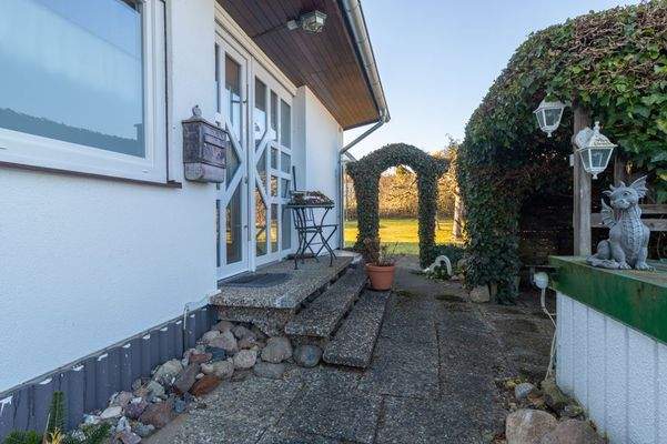 Hauseingang mit Fahrradstellplatz 