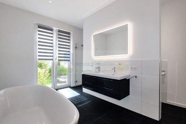 Tageslichtbad / Dusche / Badewanne / WC