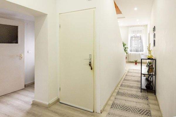 1. OG: Diele, Zugang zur Eingangstreppe