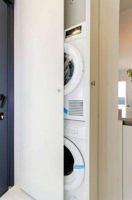 Waschmaschine und Trockner vorhanden