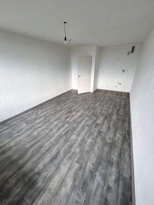 Leerer Raum mit Holzboden