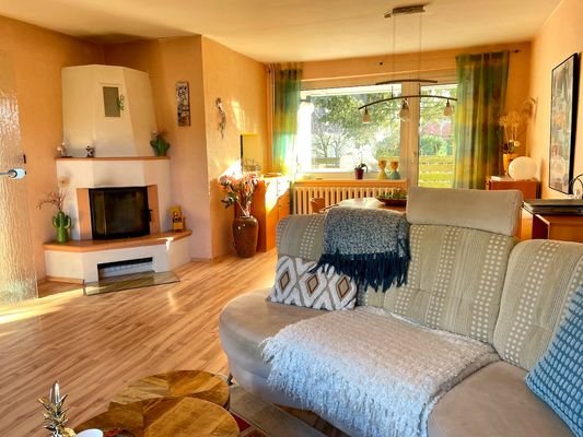 Im Wohnzimmer mit Kamin