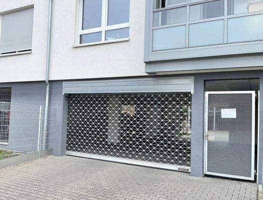 Einfahrt Stellplätze