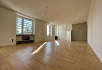 Großes straßenseitiges Bürozimmer