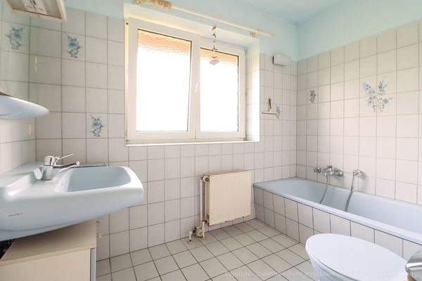 Badezimmer mit Badewanne, WC und Handwaschbecken