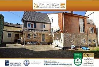 Titelansicht Häuser und Hof mit Scheune