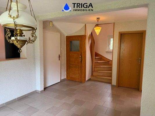 Flur EG/ Treppe zum OG 