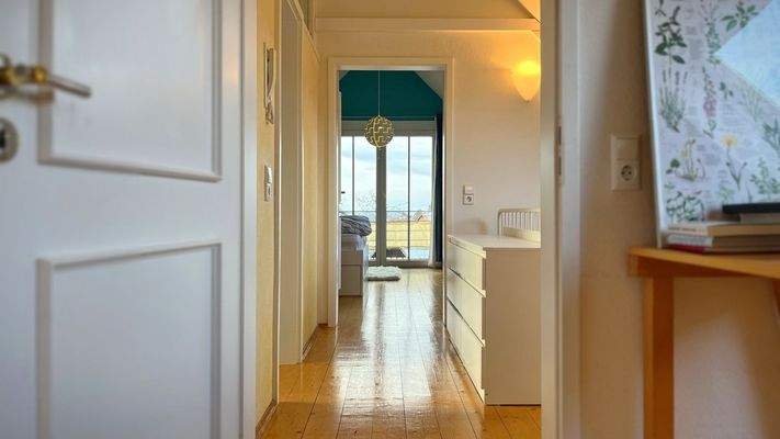 Helle, lichtdurchflutete Räume und schicker Parkettboden