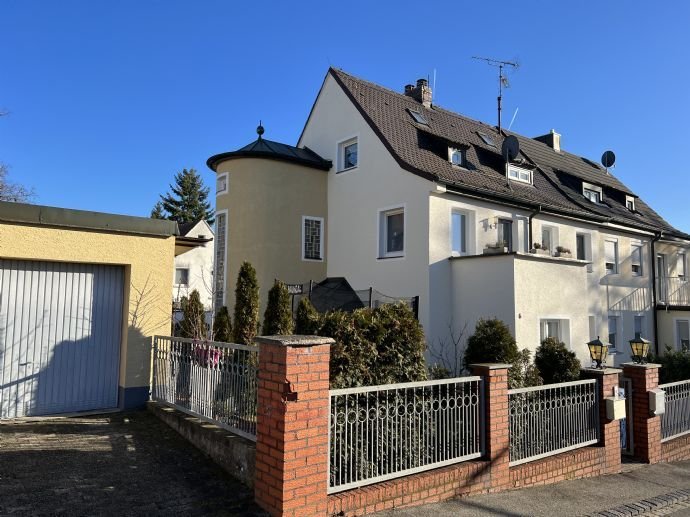 Doppelhaushälfte in sehr guter Wohnlage. Das Haus ist vermietet. Kaltmiete 21.000 € p.a.